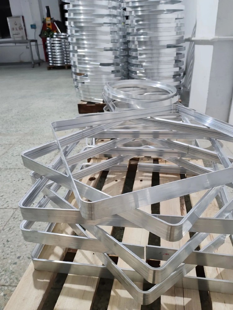 Perfil de aluminio doblado en forma rectangular