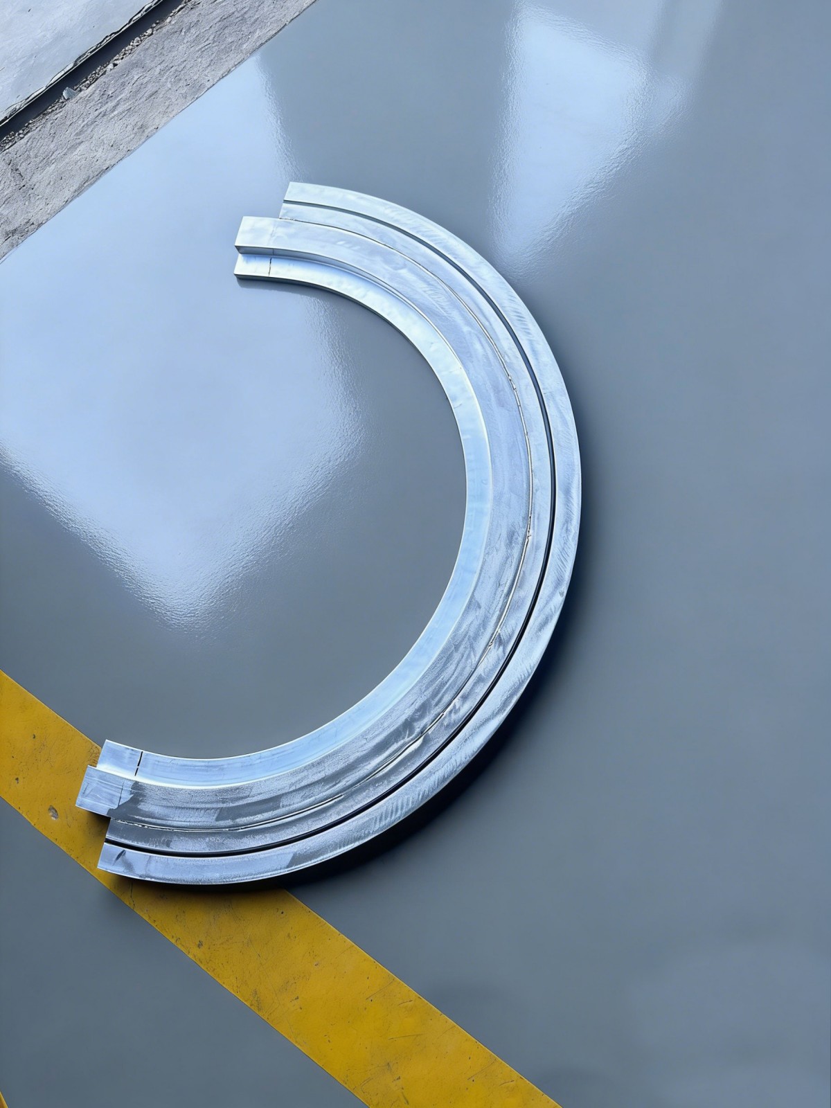 Pieza de trabajo de perfil de aluminio en forma de arco, anillo semicircular procesado