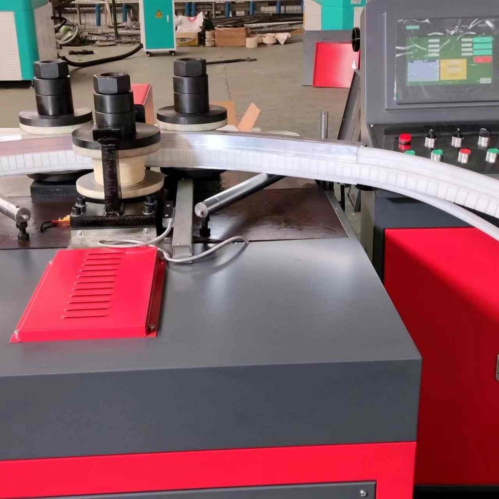 Máquina curvadora CNC de 3 rodillos para perfiles de aluminio