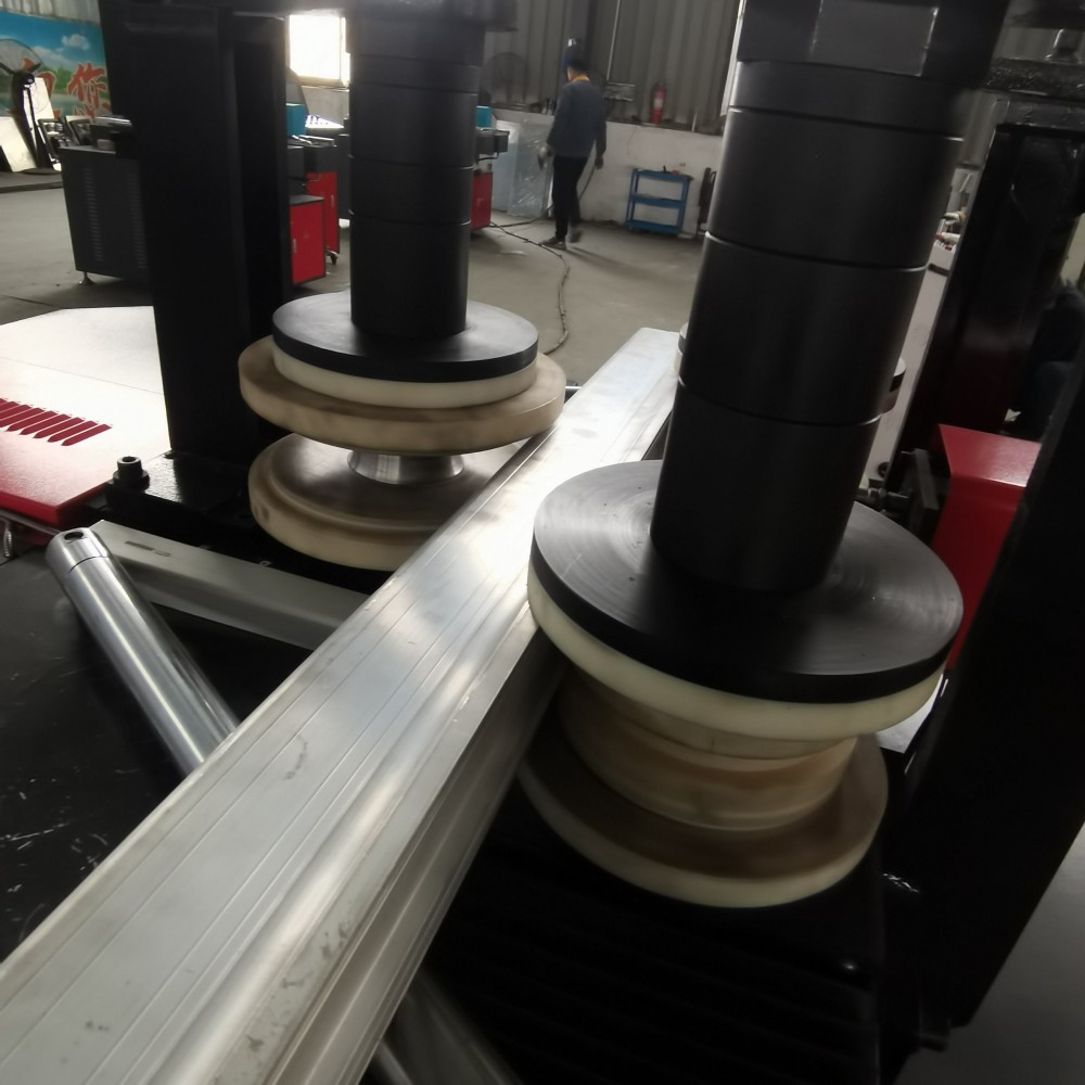 Máquina dobladora de perfiles de aluminio CNC de 4 rodillos para perfil de muro cortina.