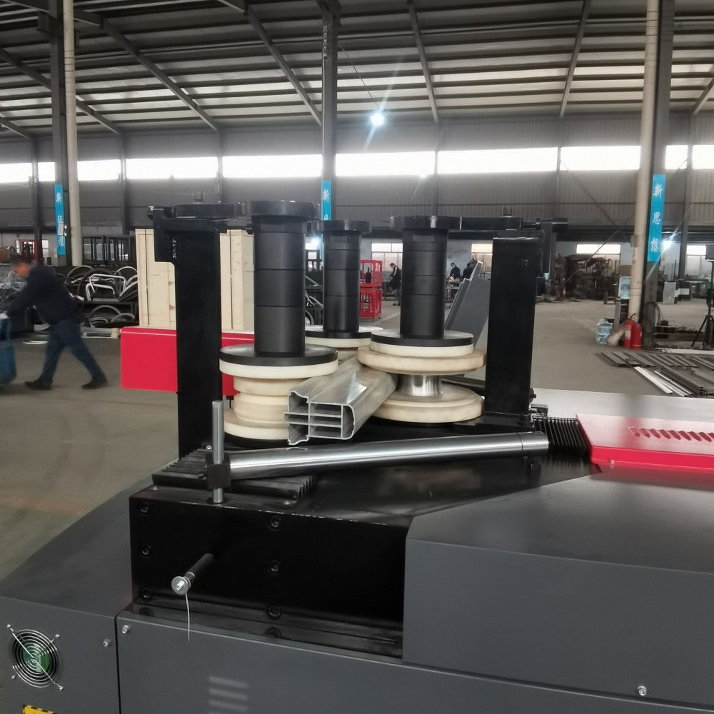 Máquina dobladora de perfiles de aluminio CNC de 4 rodillos con rodillos superiores e inferiores que forman perfiles de arco.