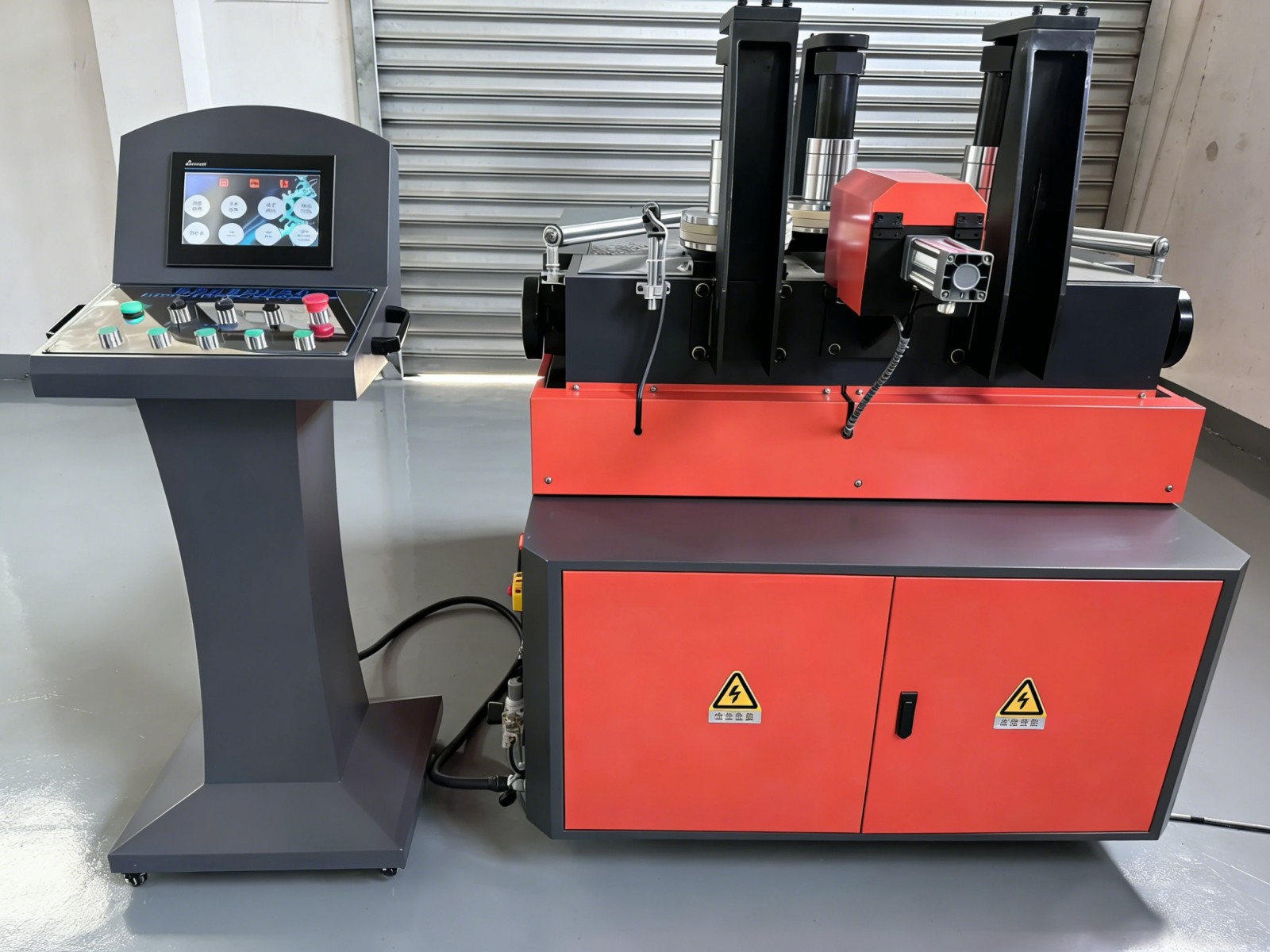 Máquina dobladora CNC para perfiles de puertas y ventanas de aluminio