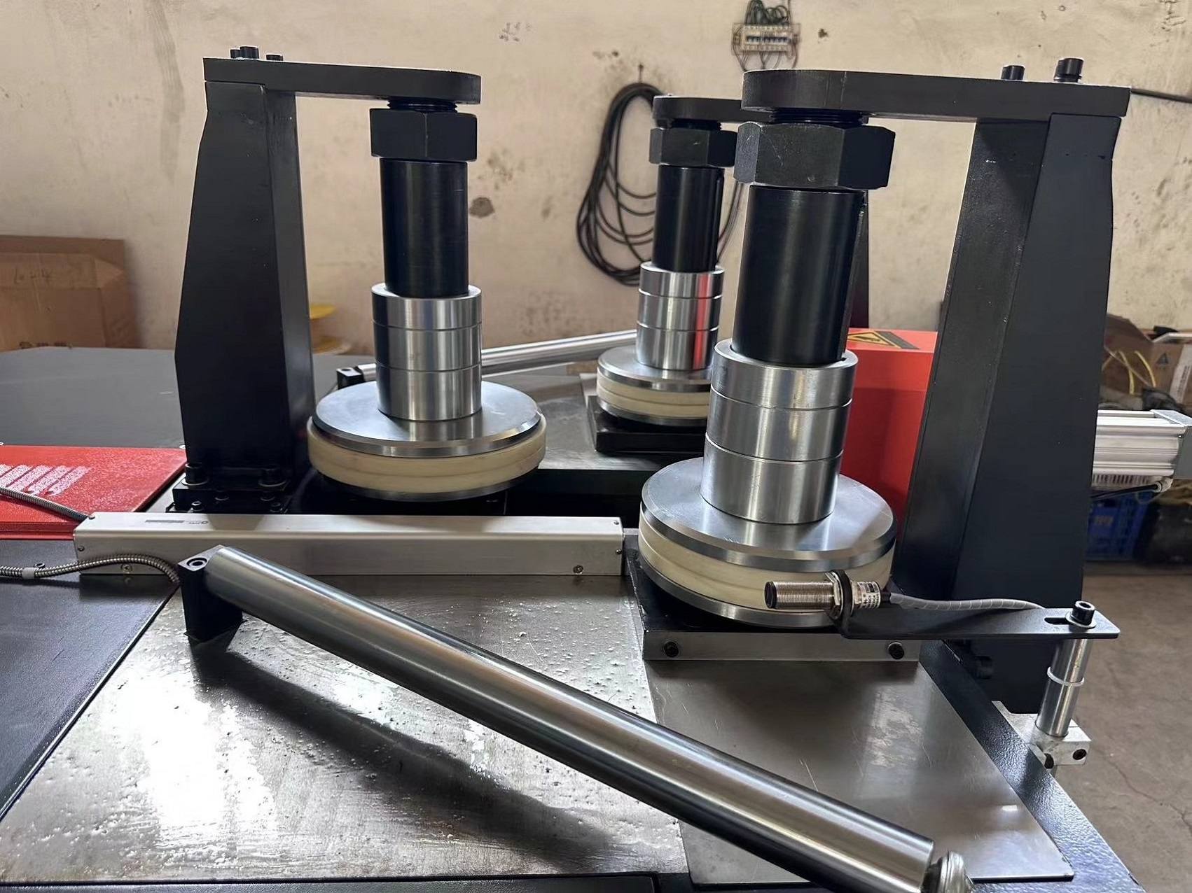 Máquina dobladora CNC para marcos de ventanas con dispositivo de alimentación por servomotor