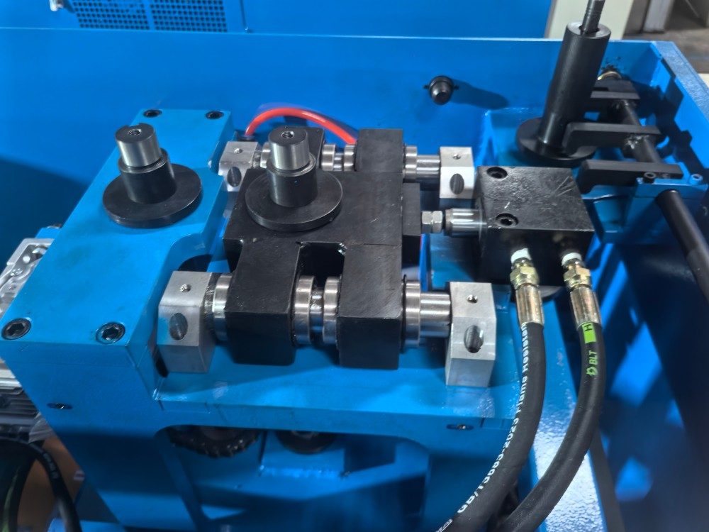 clamping mechanism device