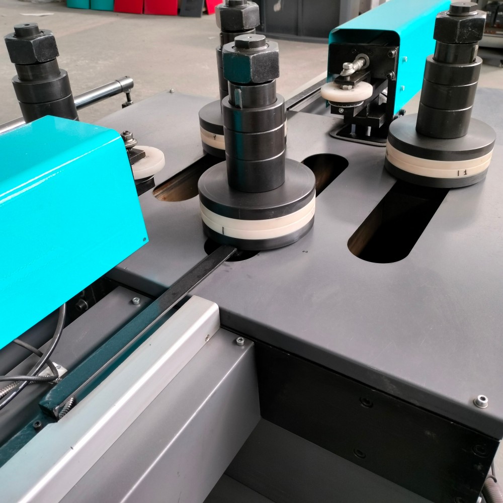 Primer plano de la máquina dobladora de perfiles de aluminio CNC de 4 rodillos en funcionamiento