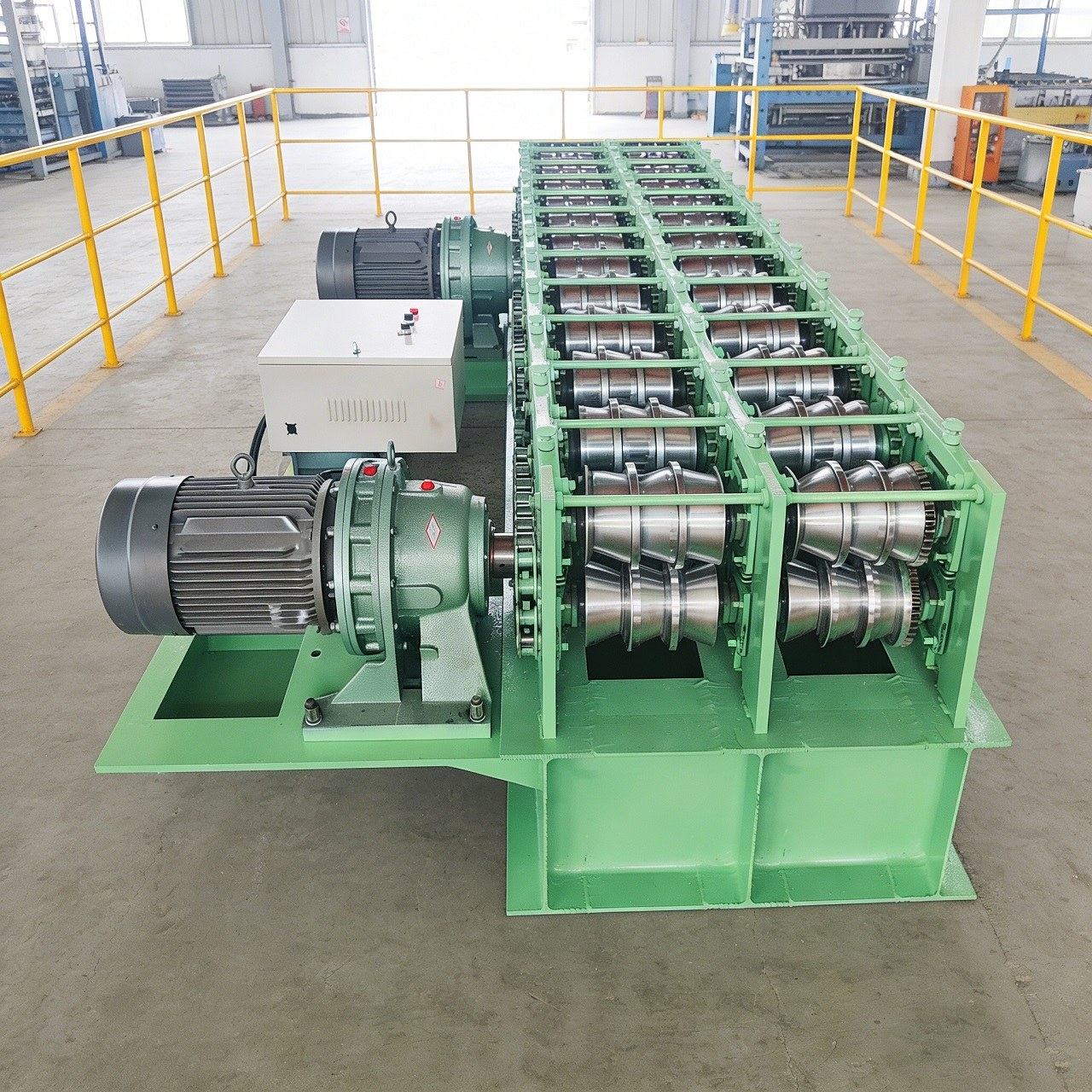 Machine de profilage sur mesure pour tubes carrés à partir de tubes ronds