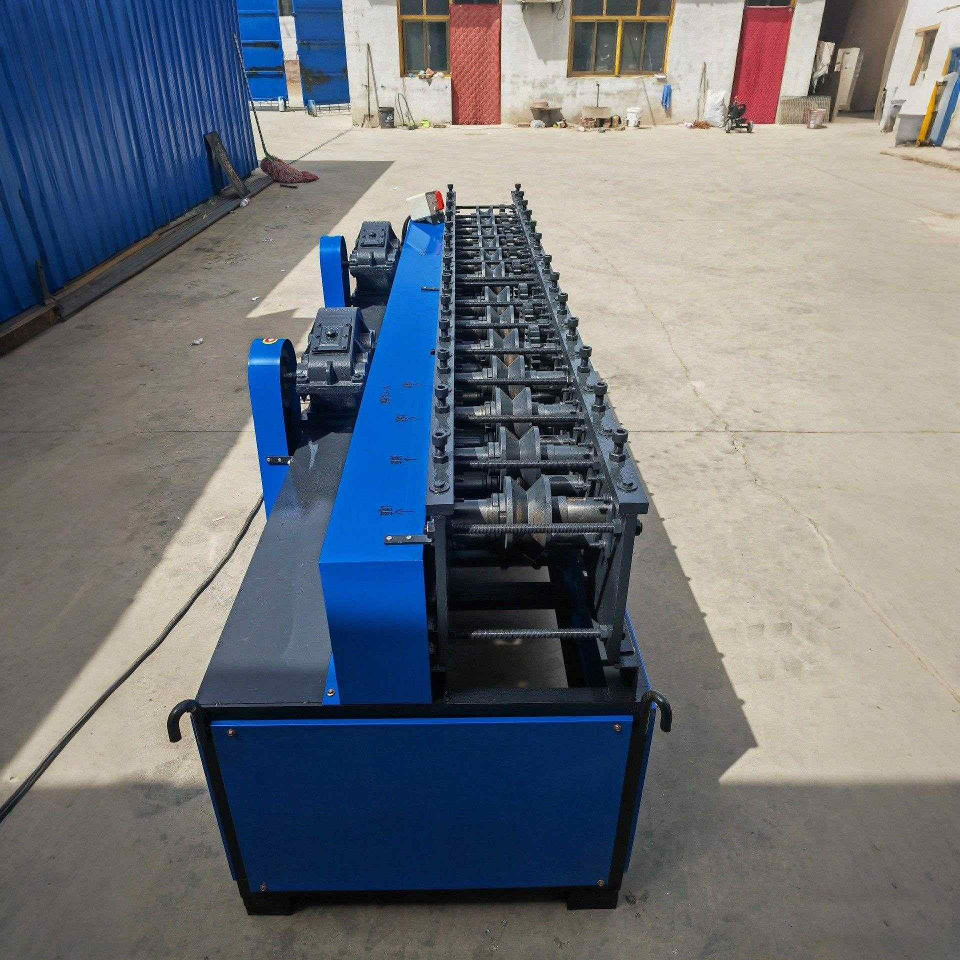 machine de profilage à rouleaux personnalisée pour tubes ronds à carrés