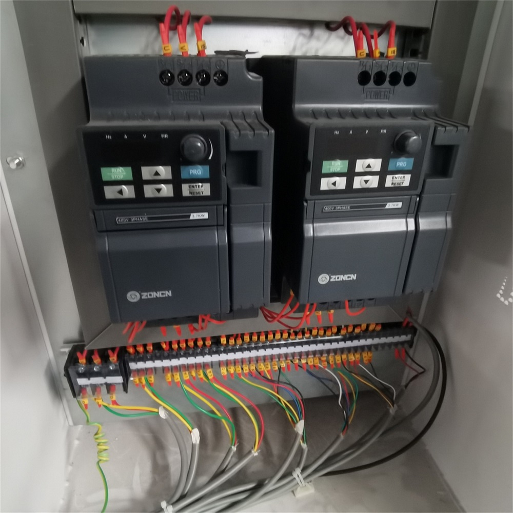 Detalles del armario eléctrico de la máquina dobladora de perfiles de aluminio de 4 rodillos