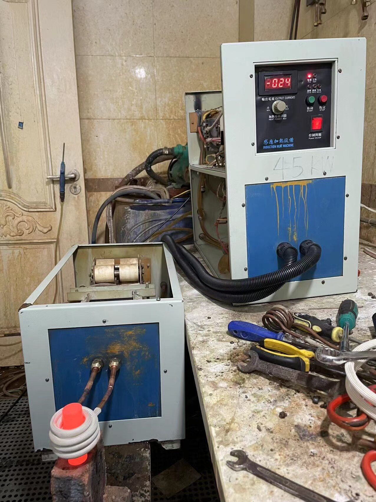 Induktionsheizspule erzeugt lokale Wärme auf dem Metallwerkstück