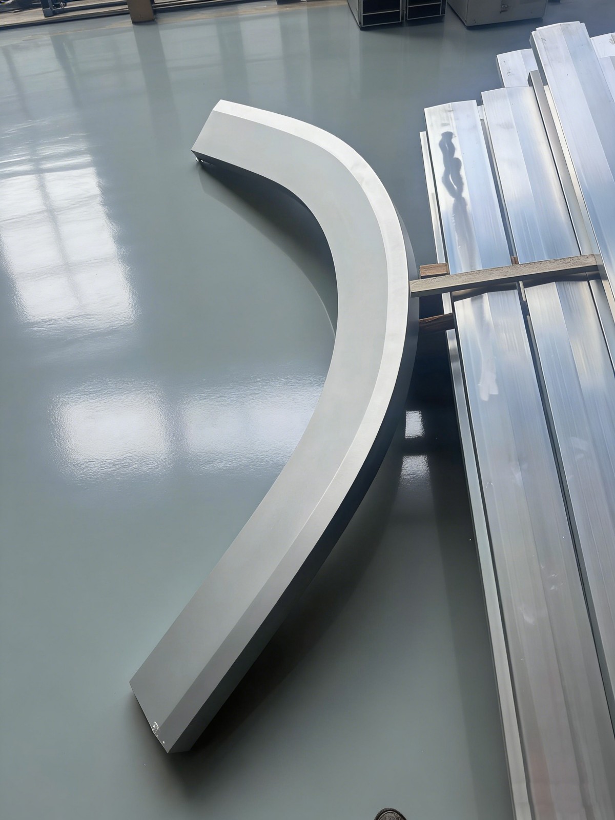 Perfil de aluminio curvo de gran tamaño, estilo de doblado de un solo segmento, fabricado