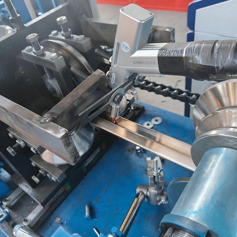 Système de soudage laser pour machine de profilage de tubes profilés