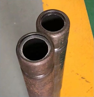 échantillon de rainurage sur tuyau en cuivre