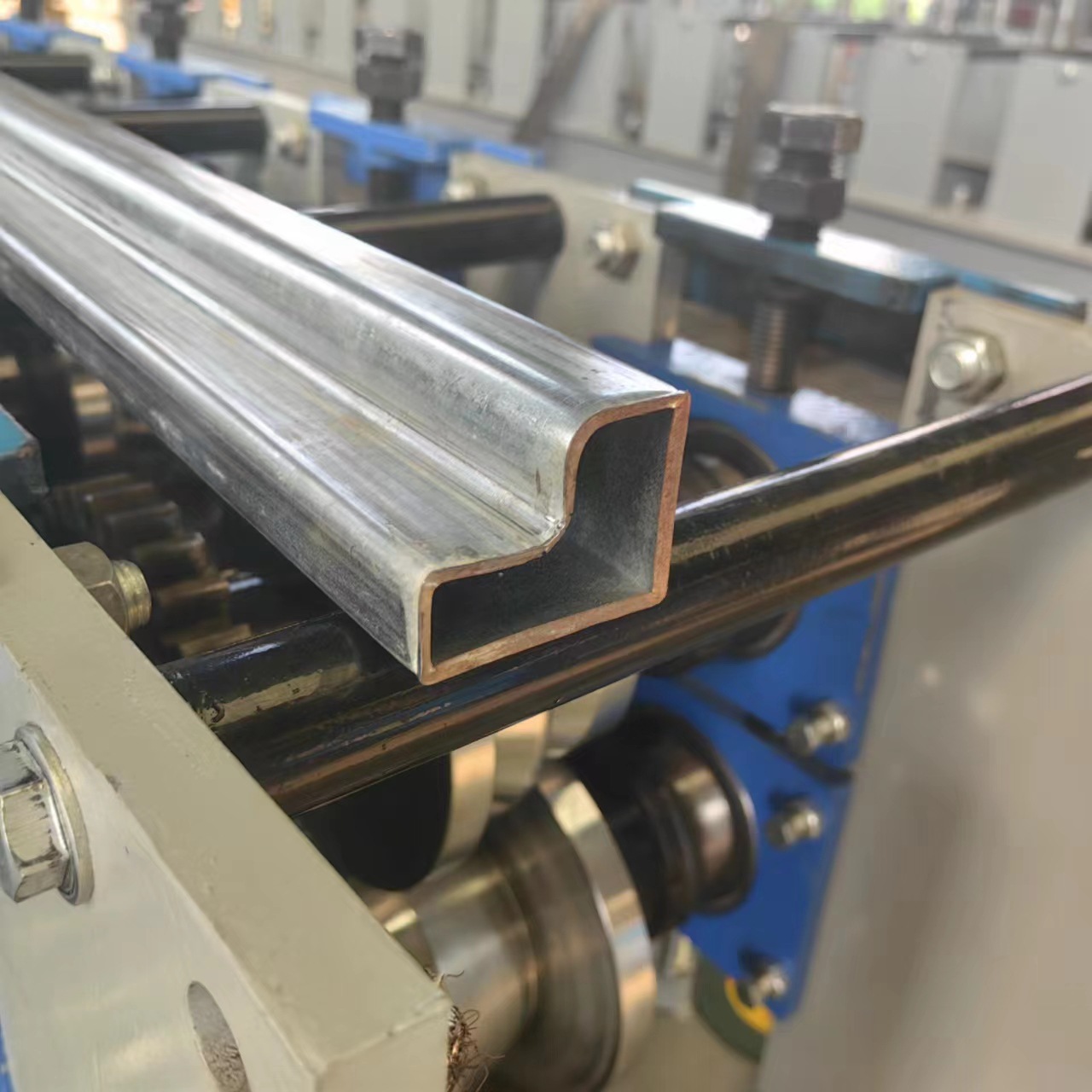 machine de profilage de tubes profilés