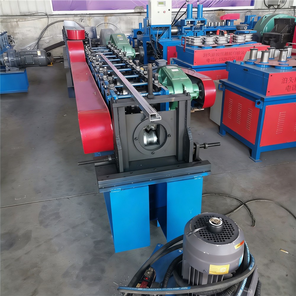 machine de profilage à rouleaux de tubes à profil rectangulaire