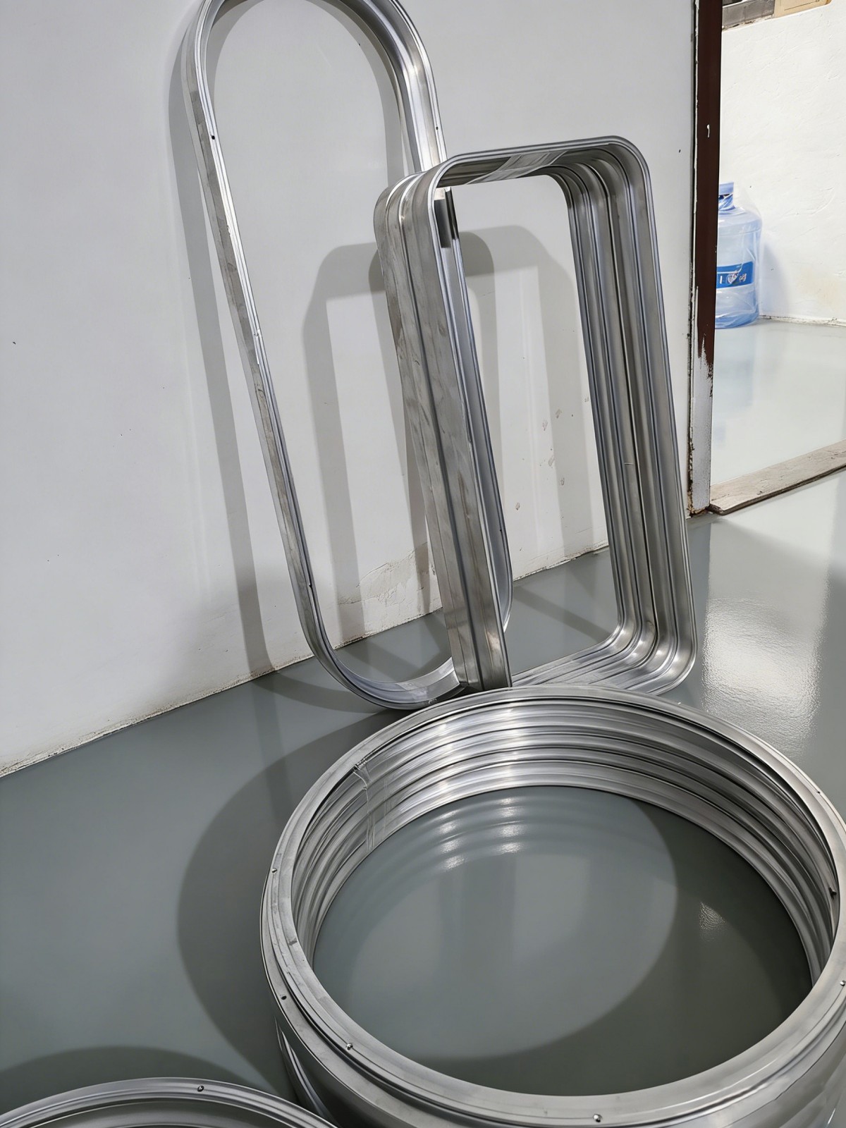 Conjunto de perfil de aluminio de anillo circular con marco rectangular formado por máquina dobladora de perfiles de aluminio de 4 rodillos