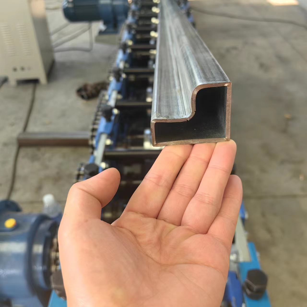 machine de profilage de tubes de forme spéciale