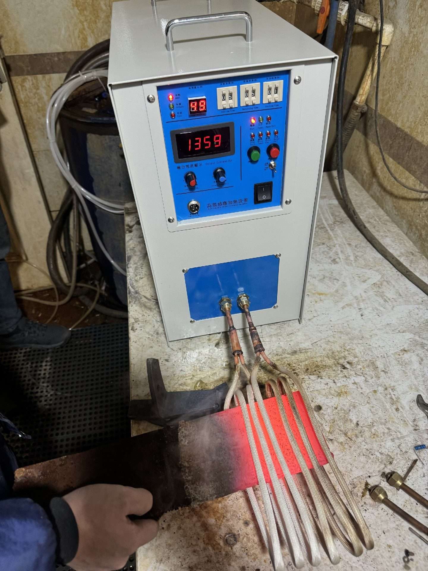 the high frequency heating machine is heating the steel plate