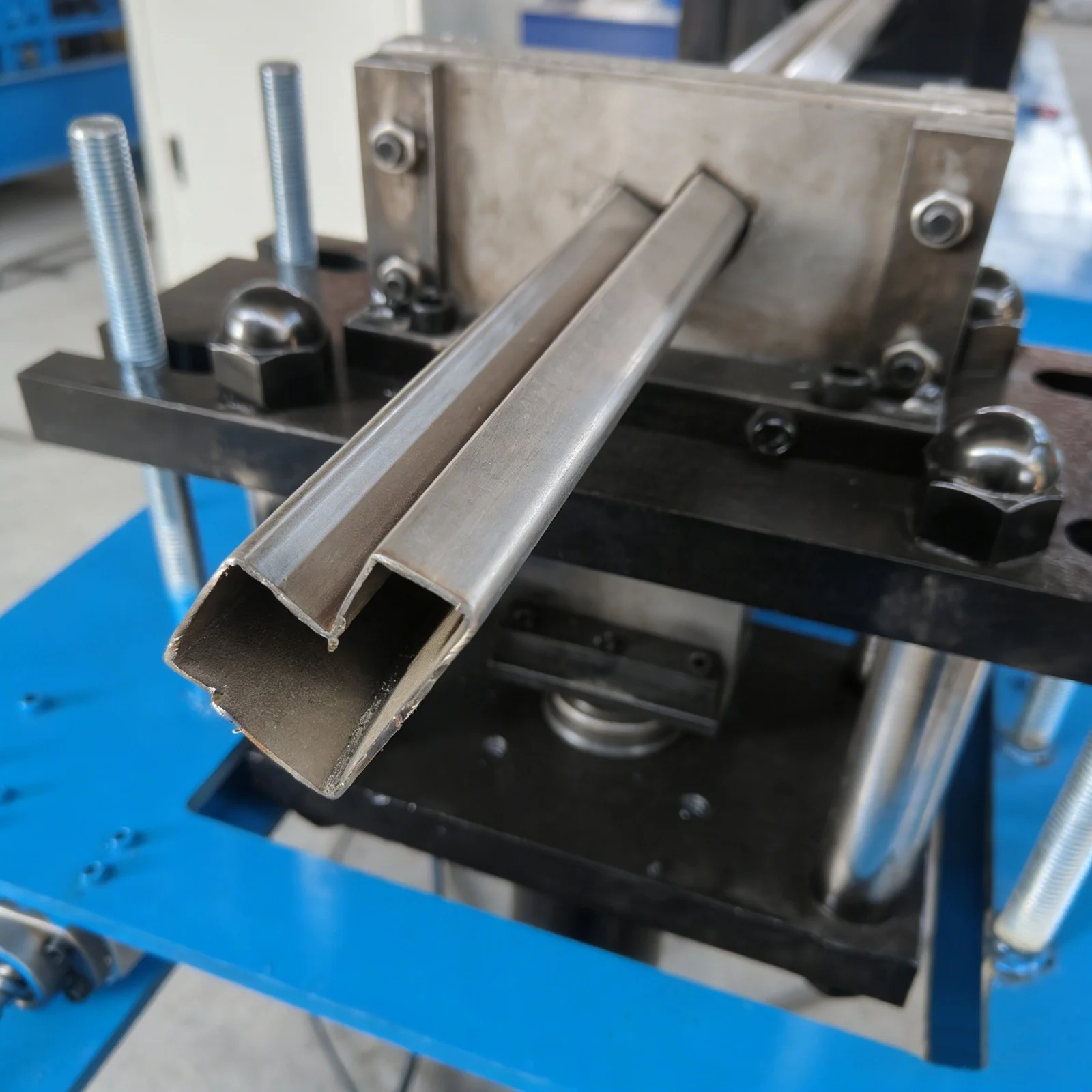 cnc automatic profile pipe roll forming machine img3