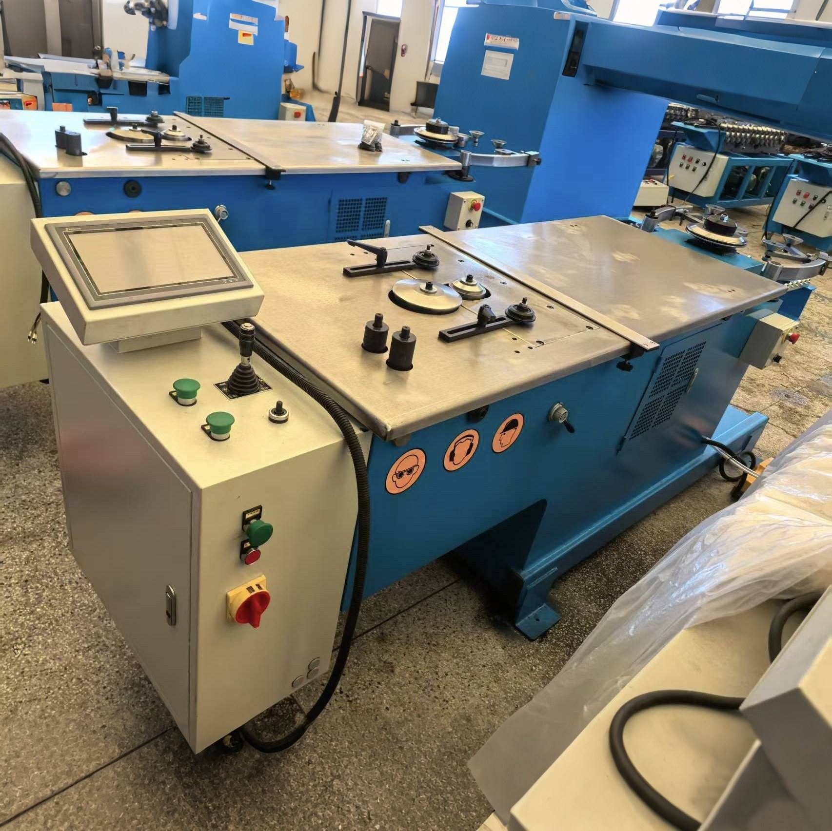 Máquina CNC para fabricar codos de conducto GoreLocker (imagen 1)