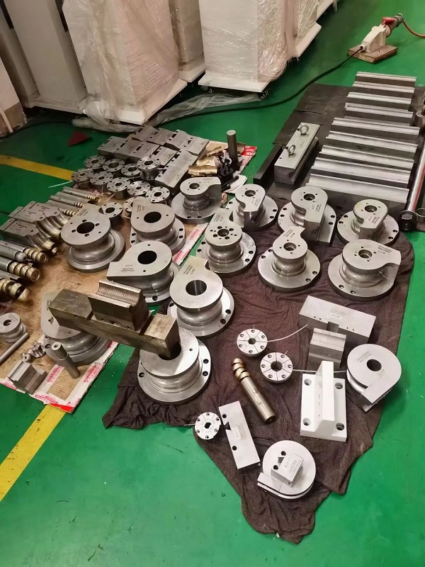 Accesorios para dobladora de tubos CNC 3D Alekvs: matrices de doblado, matrices de sujeción y piezas de herramientas.