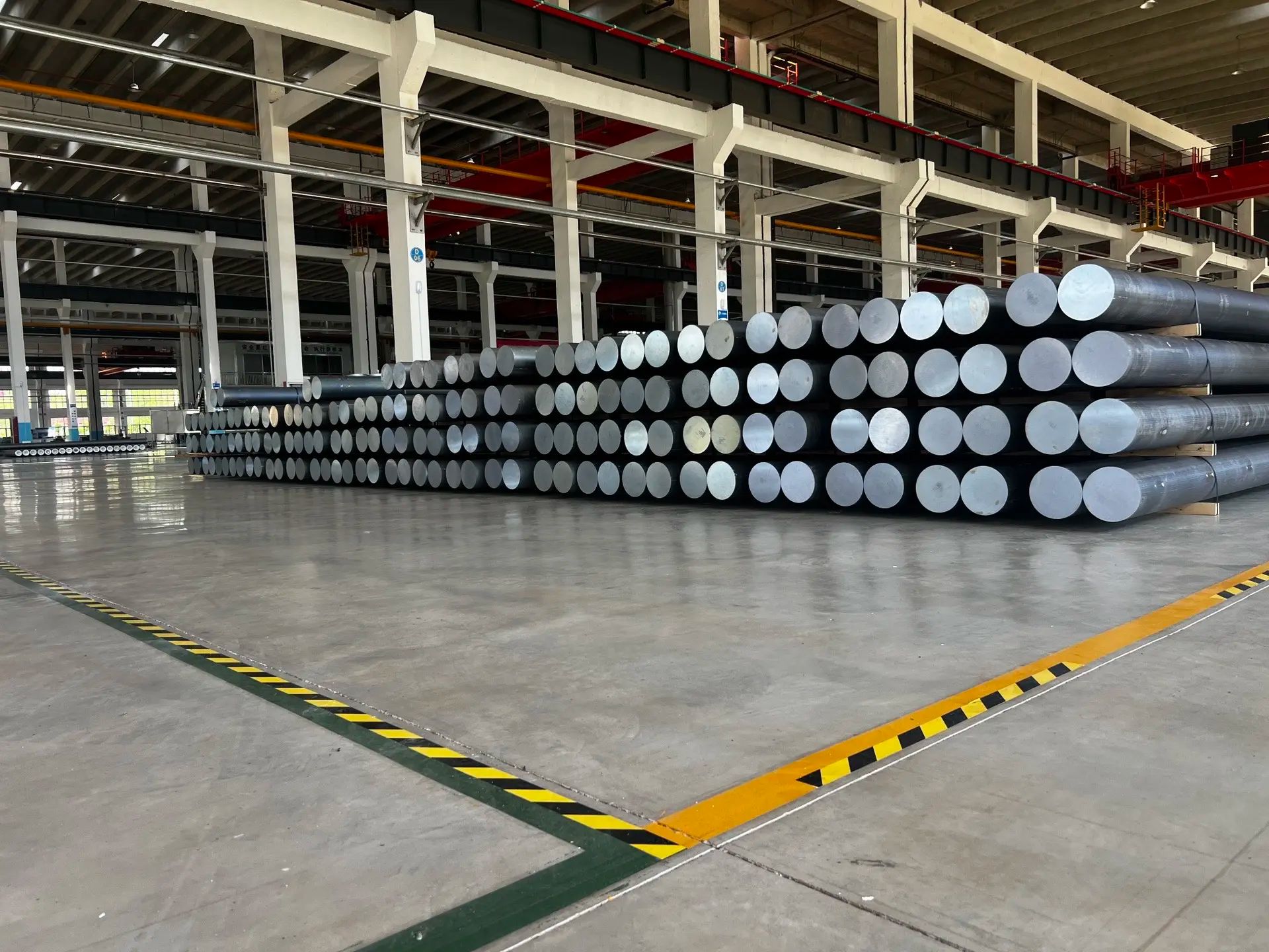 Свойства алюминиевого сплава, демонстрирующие легкость, прочность, коррозионную стойкость и возможность вторичной переработки.