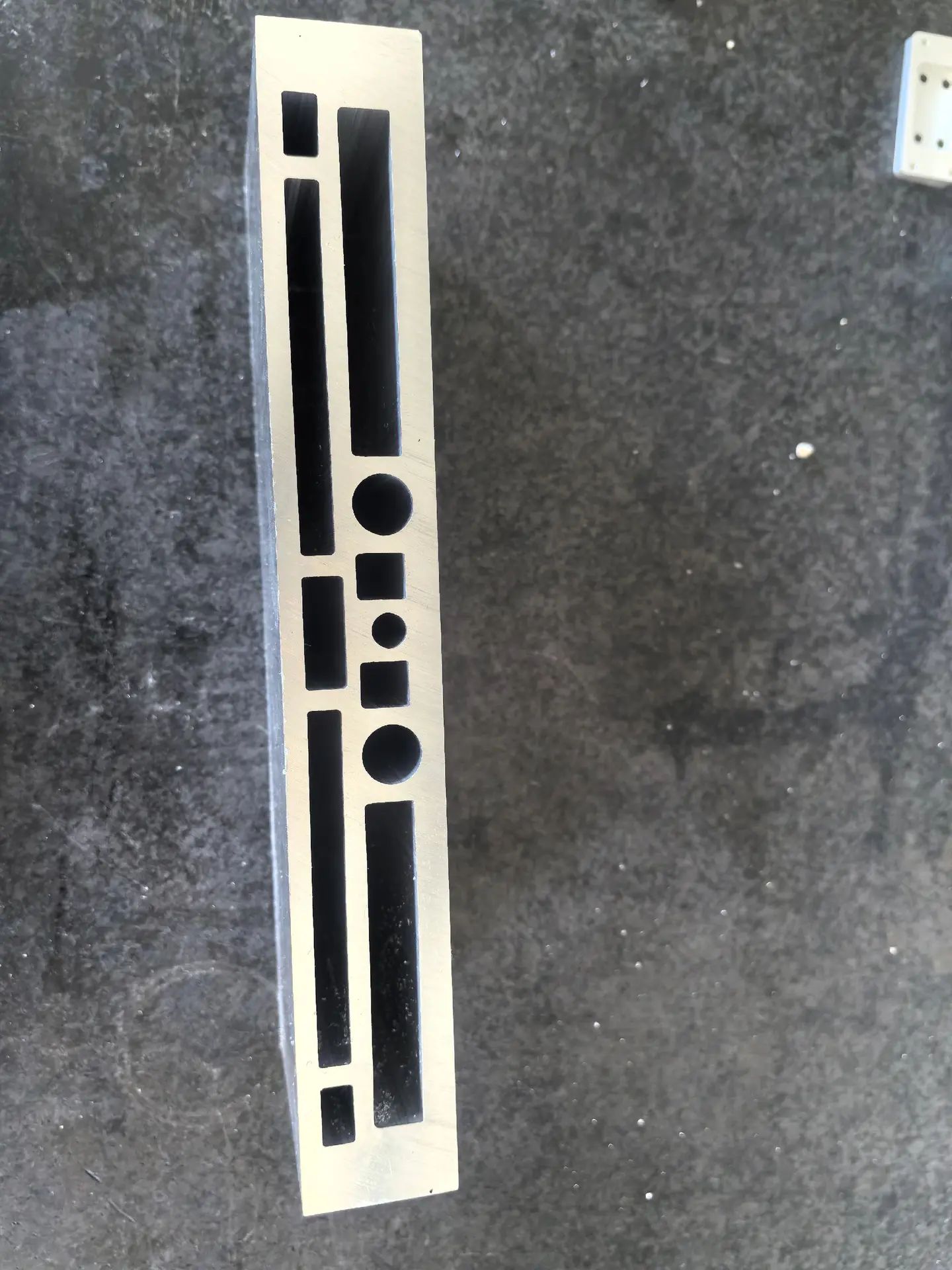 Конструкция экструзионной матрицы для алюминия, демонстрирующая поток металла и формирование профиля1