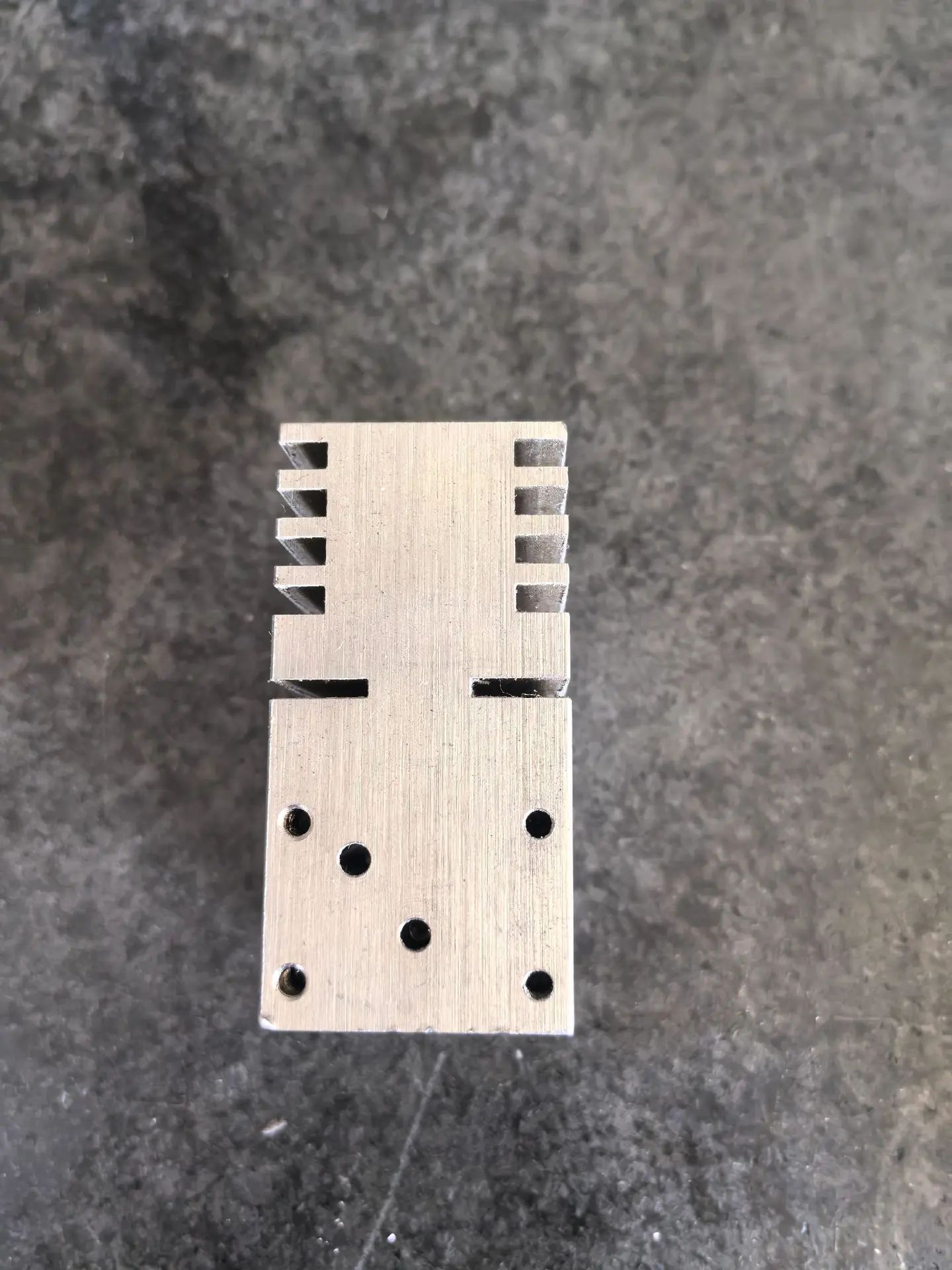 Конструкция экструзионной матрицы для алюминия, демонстрирующая поток металла и формирование профиля.