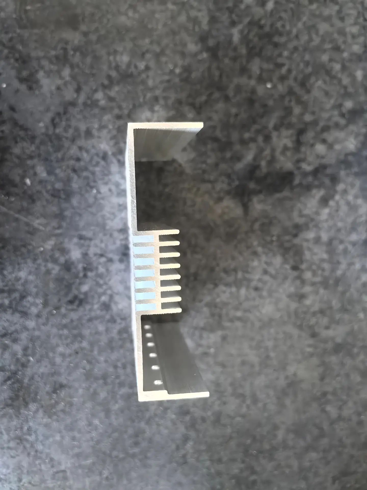 Конструкция экструзионной матрицы для алюминия, демонстрирующая поток металла и формирование профиля3