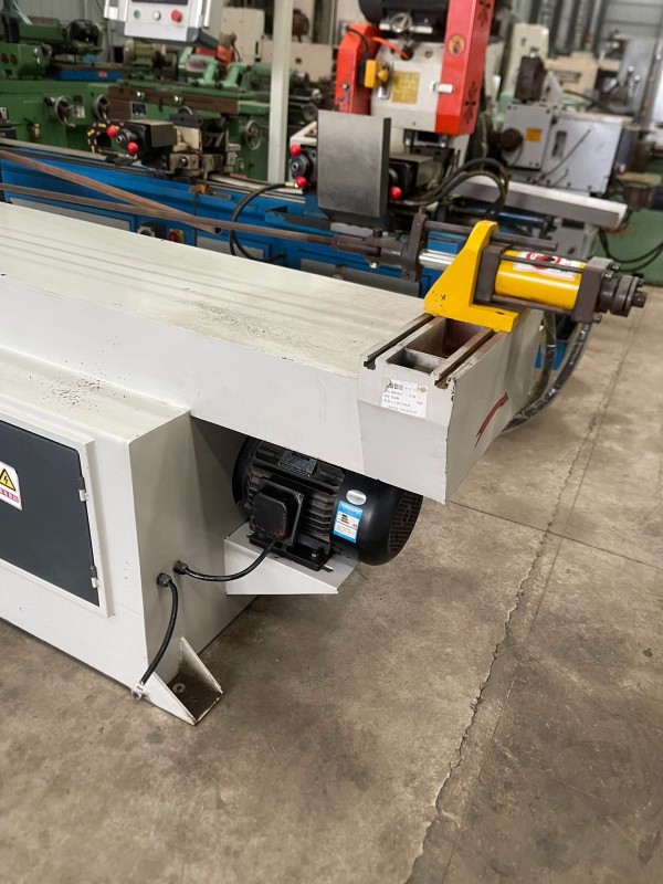 Máquina dobladora de tubos NC con matriz de abrazadera