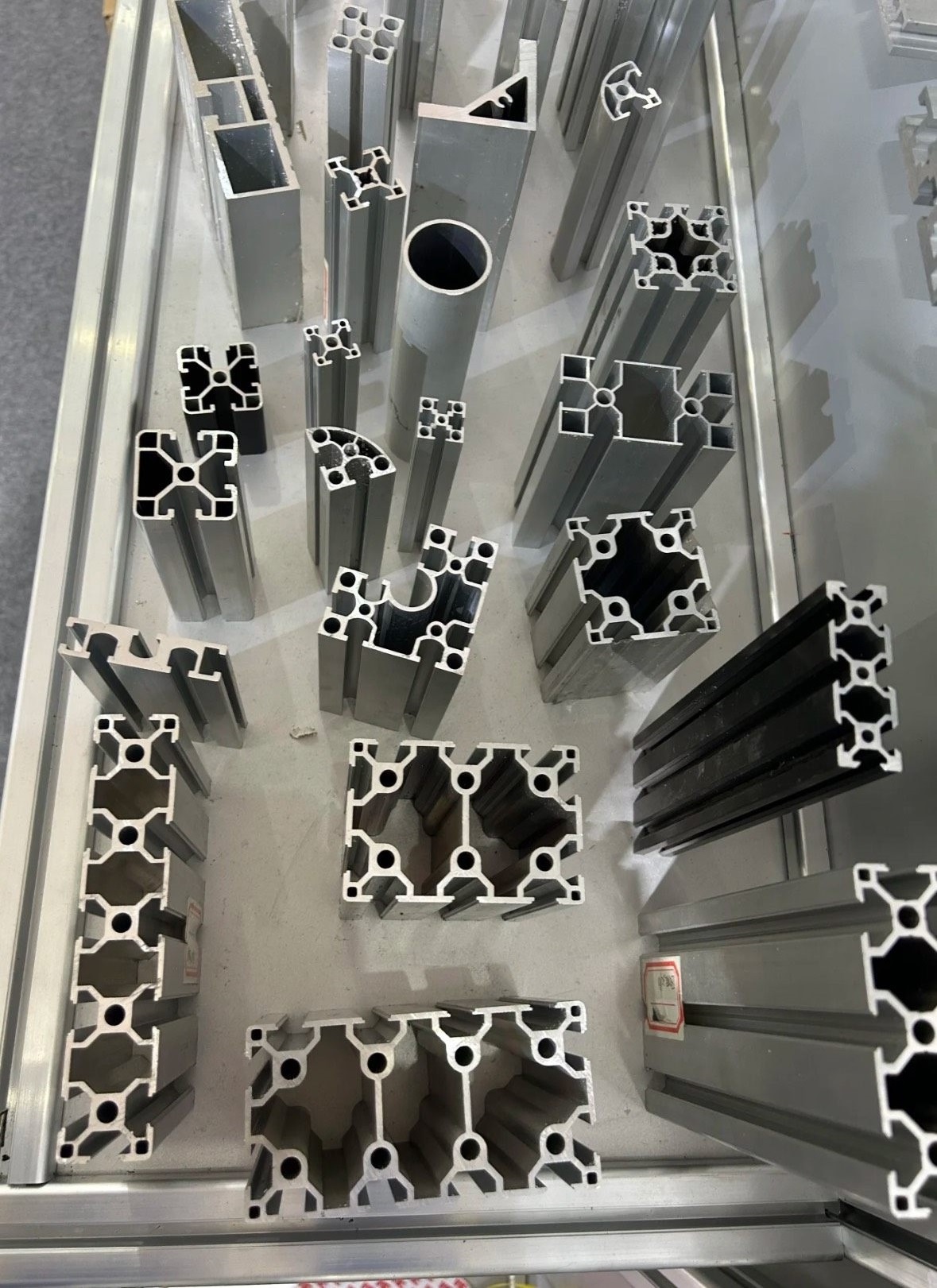 سطح مقطع تمیز پروفیل اکستروژن آلومینیوم پس از برش دقیق، لبههای صاف و هندسه دقیق را نشان میدهد.