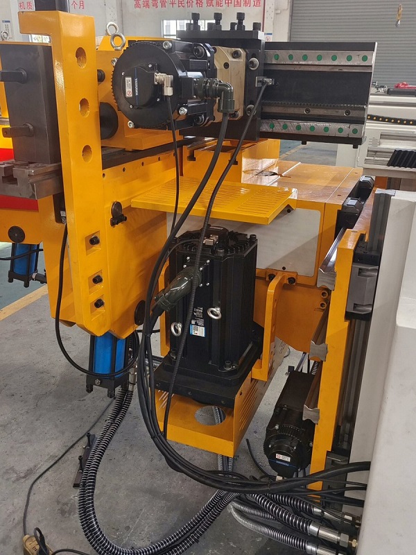 Primer plano del sistema hidráulico y de los componentes del servoaccionamiento