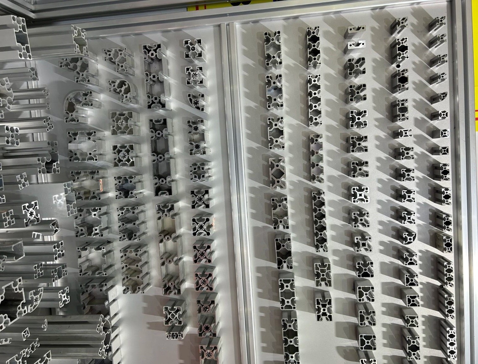 شکلهای مقطعی پروفیلهای اکستروژن آلومینیومی مورد استفاده در کاربردهای صنعتی و معماری