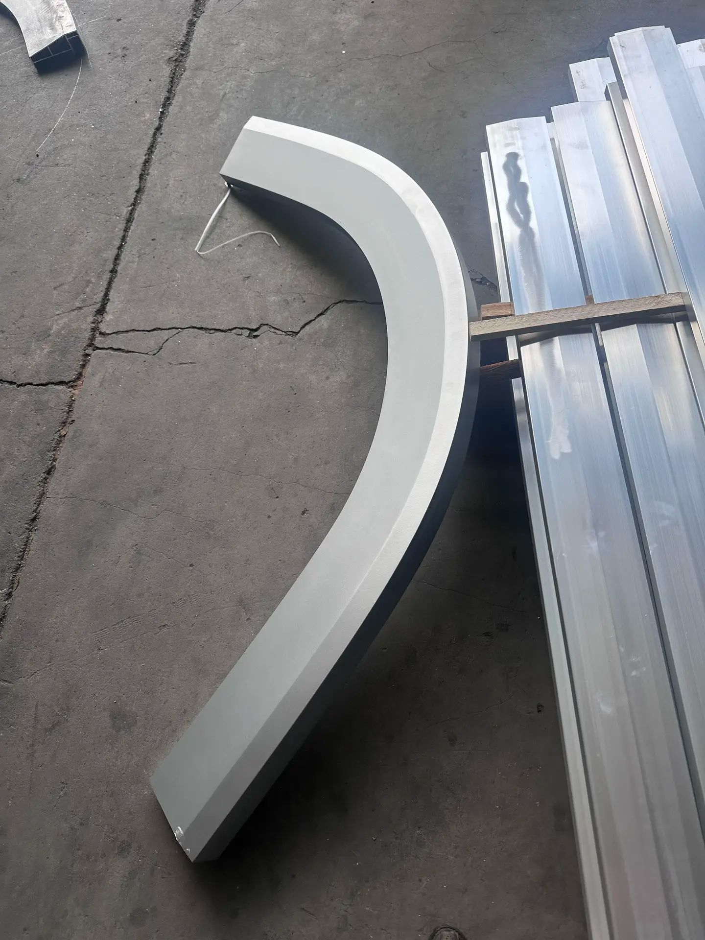 پروفیلهای اکستروژن آلومینیومی منحنی شکل که با خمکاری دقیق برای کاربردهای معماری و روشنایی شکل گرفتهاند