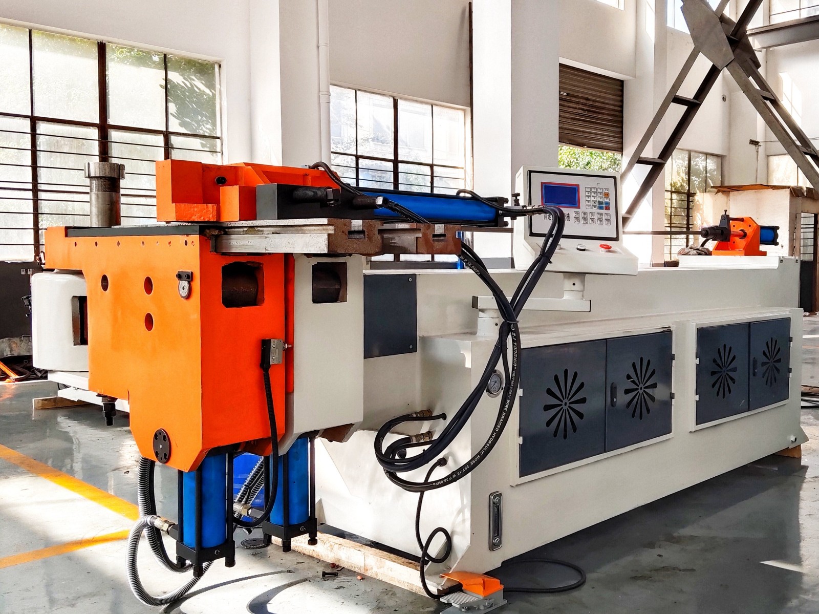 Máquina dobladora de tubos NC semiautomática de múltiples curvas personalizada