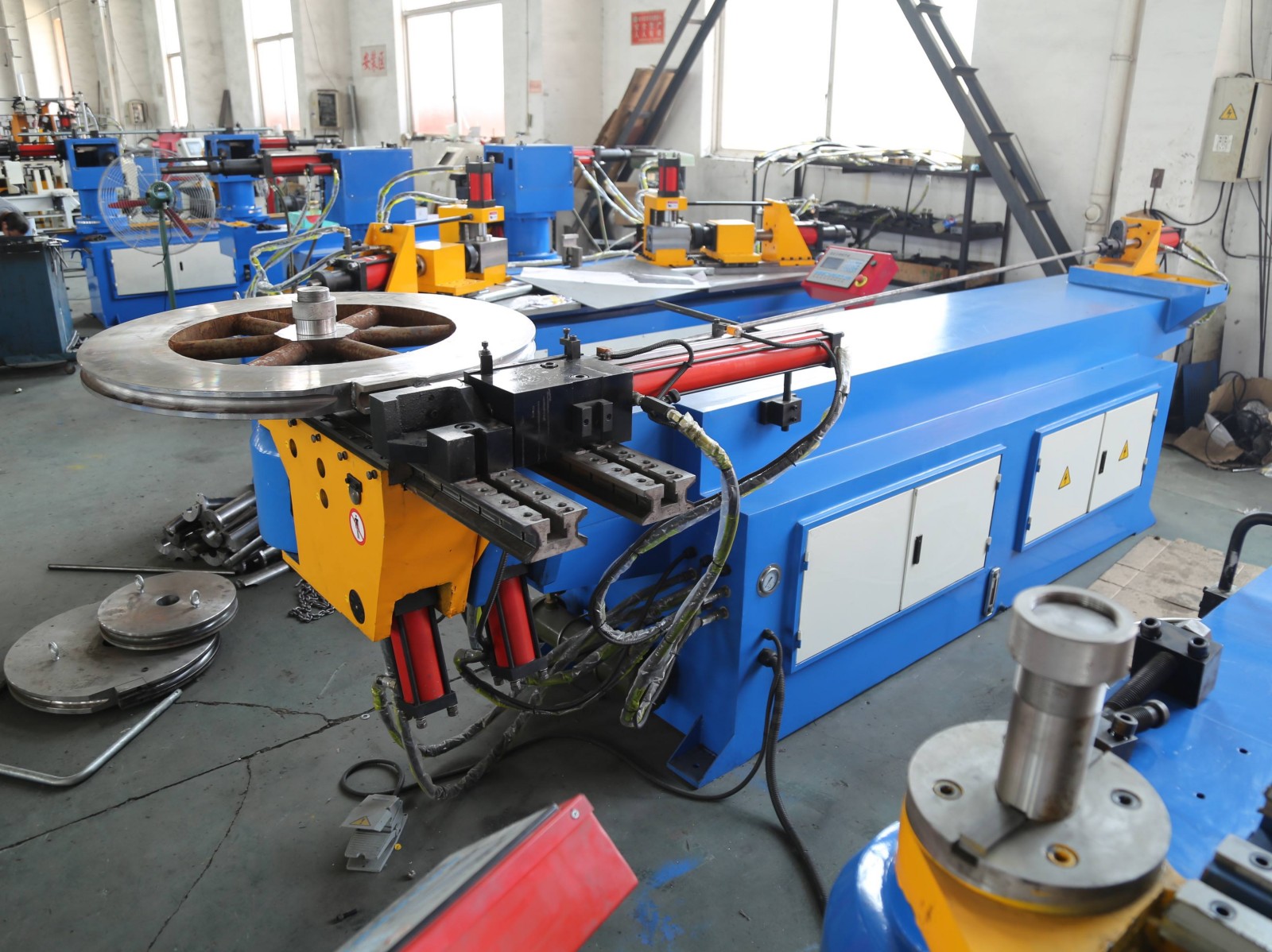 Máquinas dobladoras de tubos personalizadas para diversos tamaños y procesos.