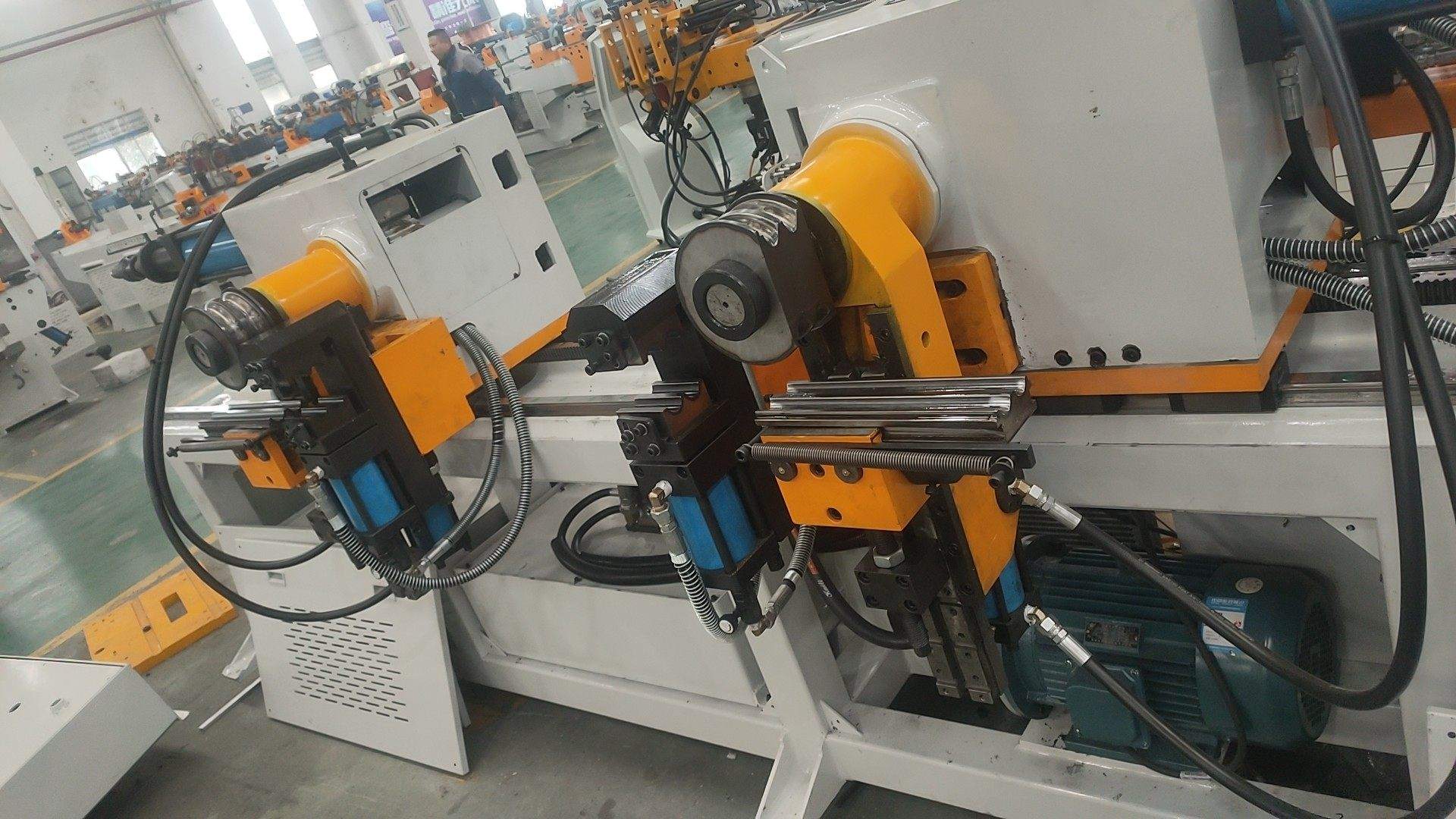 Máquina dobladora de tubos de doble cabezal para tubos metálicos 2