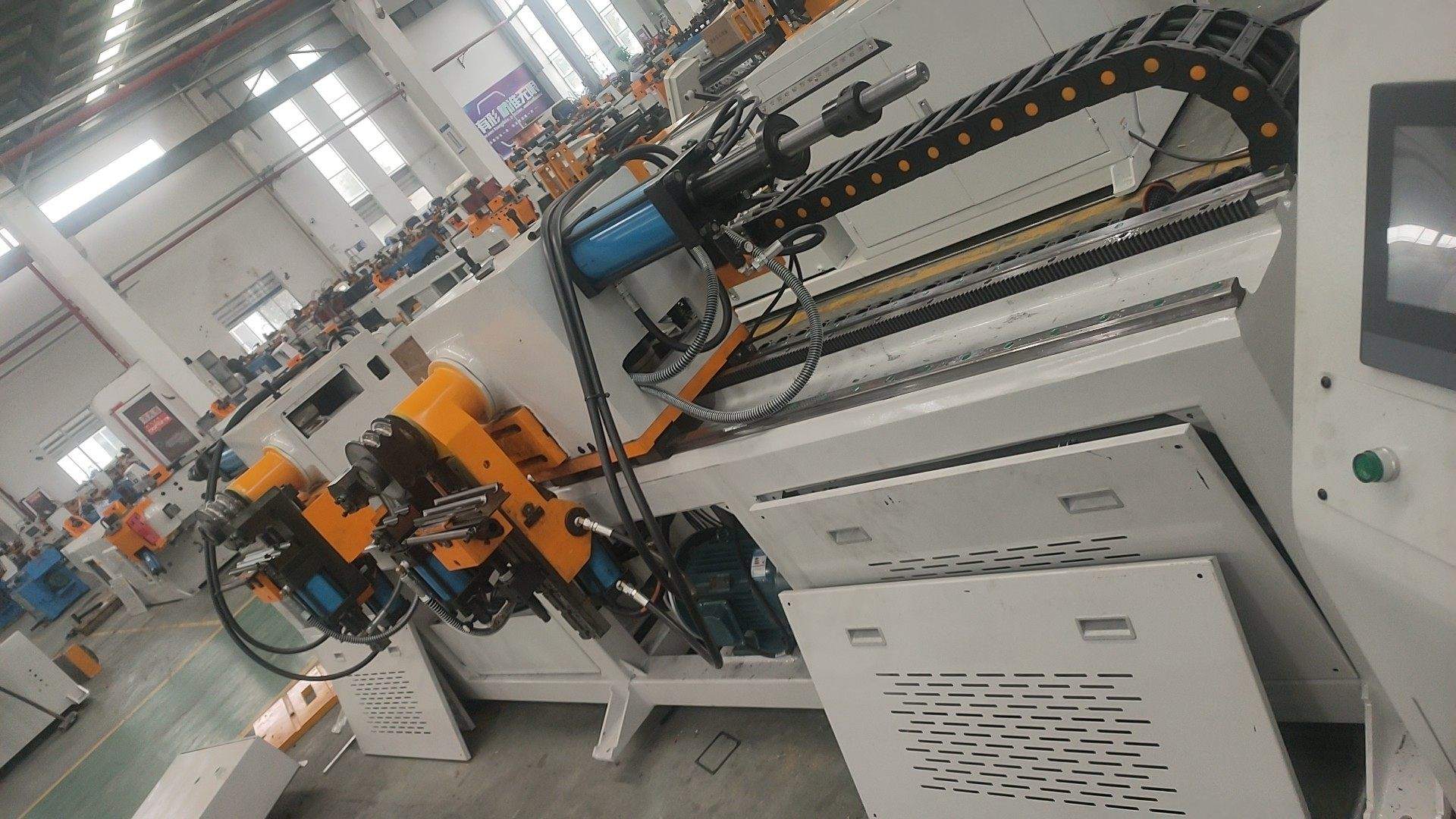 Máquina dobladora de tubos de doble cabezal para tubos metálicos 3