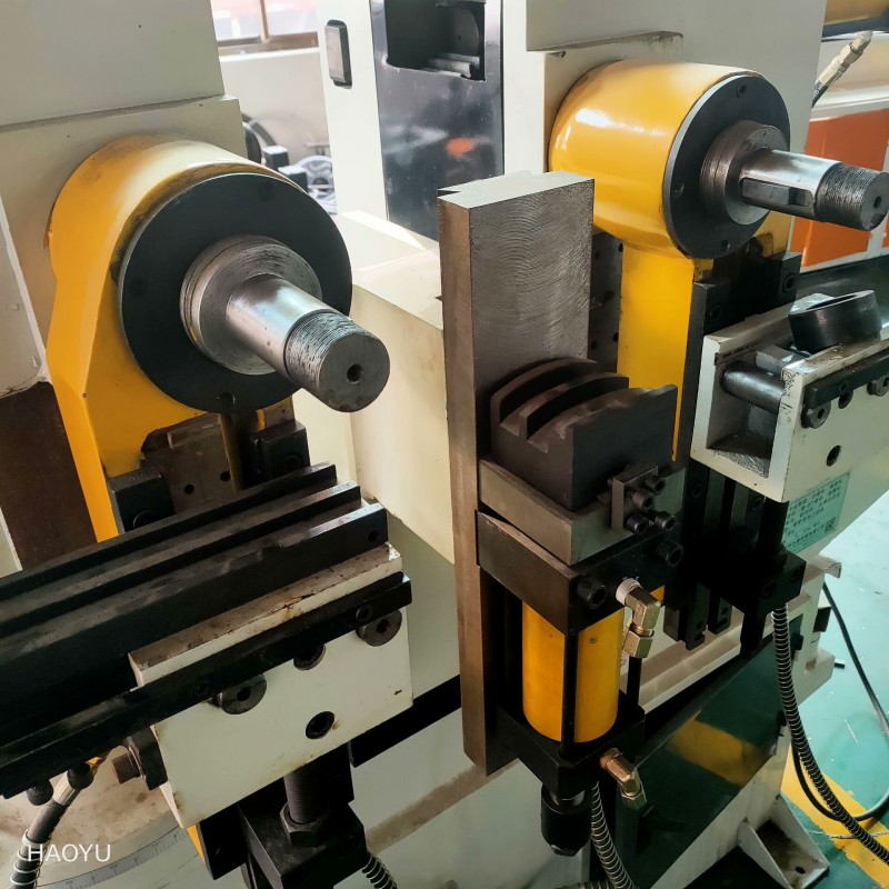 Unidad de doblado de tubos de doble cabezal que muestra el sistema de sujeción de las matrices de doblado y la posición del mandril.