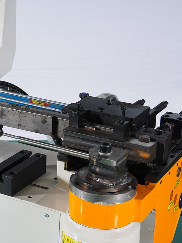 Mecanismo de sujeción triangular hidráulico para dobladora de tubos NC