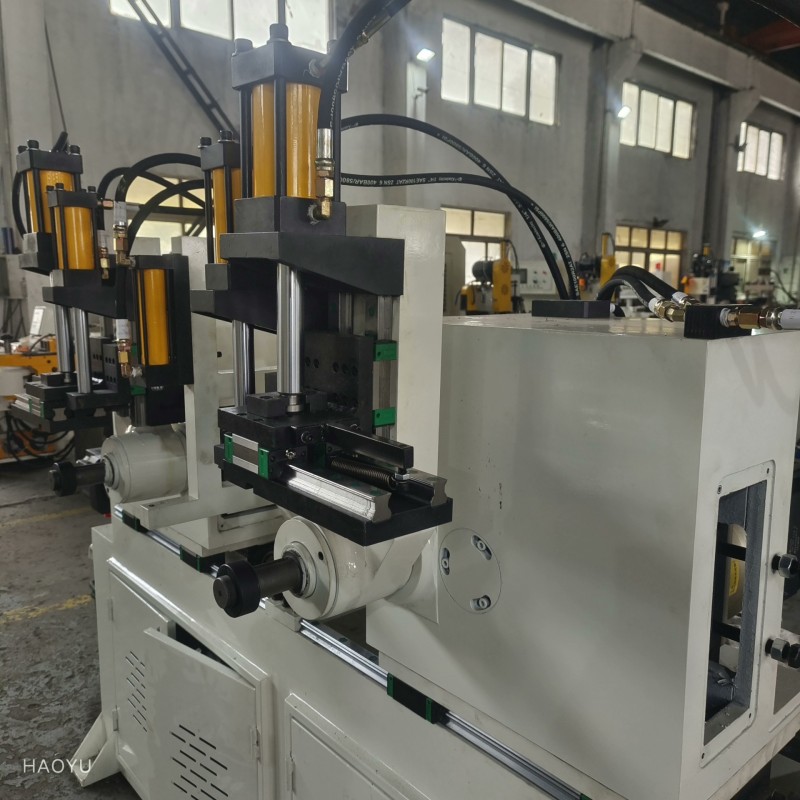 Sistema de sujeción de tubos de dobladora de tubos de doble cabezal para un posicionamiento estable de los tubos.