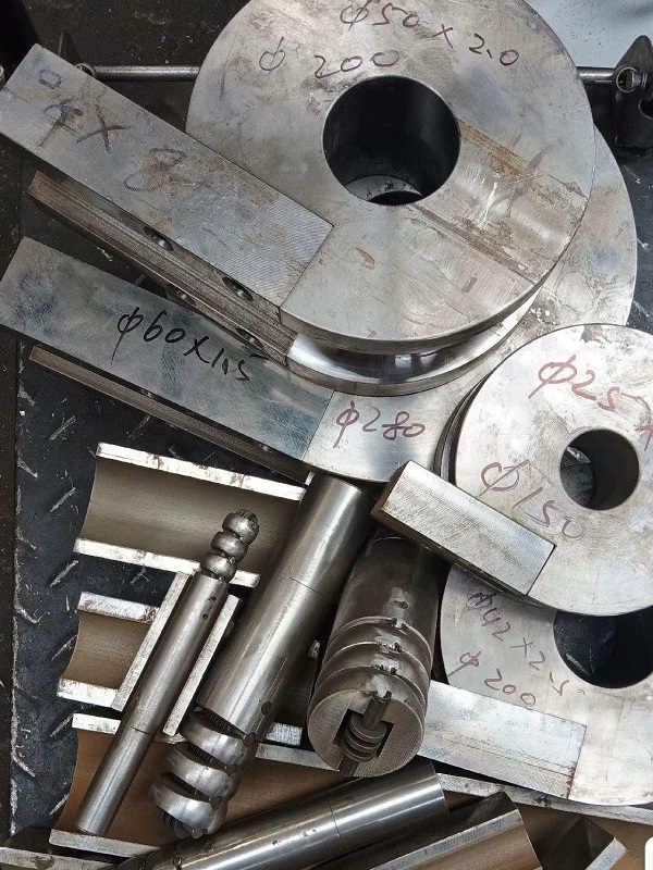 Instalación de matriz de doblado de cambio rápido en máquina dobladora de tubos NC