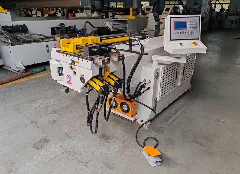 Vista general de la dobladora de tubos hidráulica NC semiautomática.