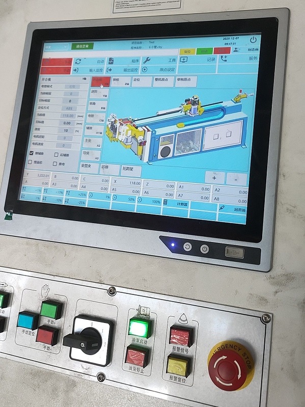 Pantalla táctil que muestra los parámetros de doblado y el modelo 3D de la máquina.