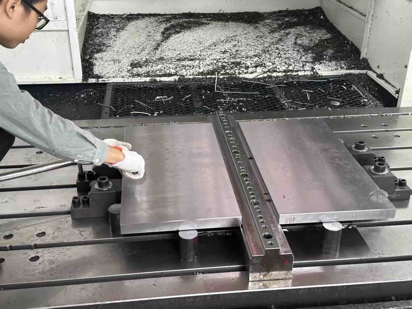 metal cutting process on cnc machine