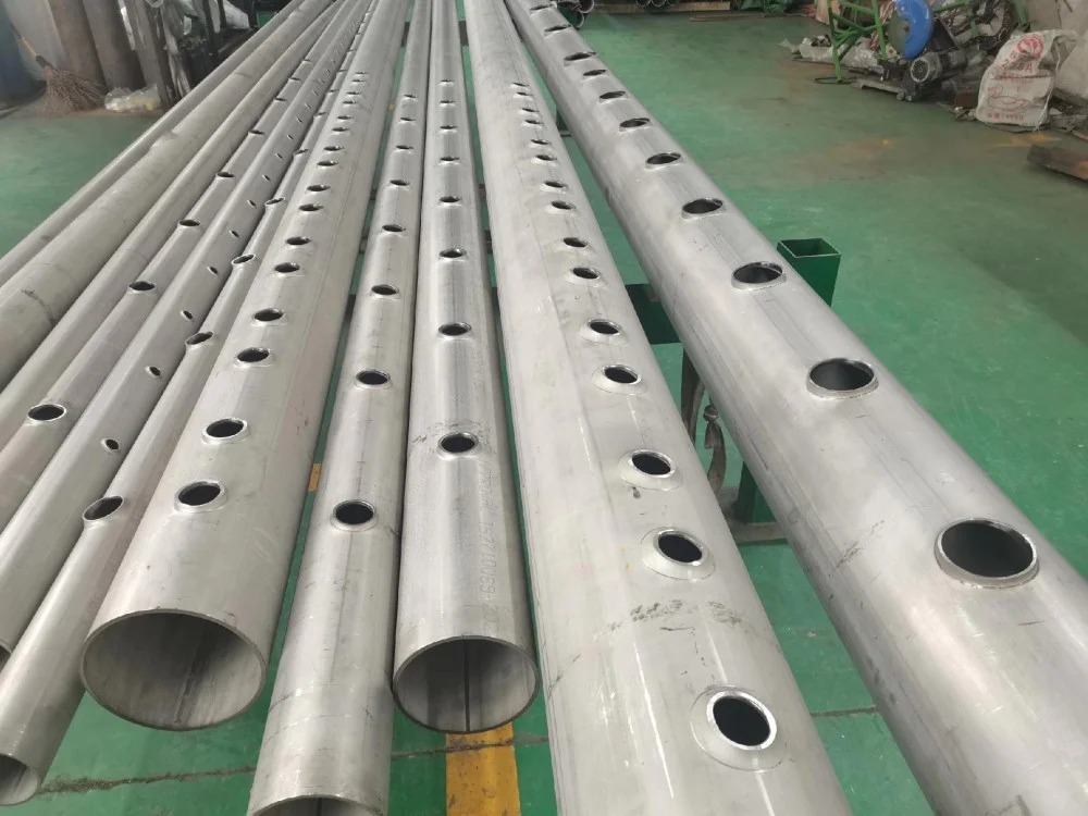 Алюминиевая труба с перфорированными и фланцевыми отверстиями.