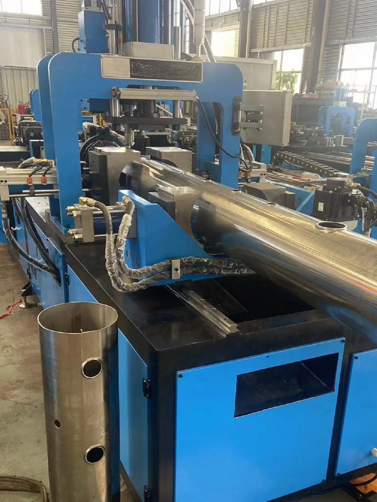 автоматизированный станок для изготовления фланцев для труб из нержавеющей стали для систем водоснабжения и канализации.