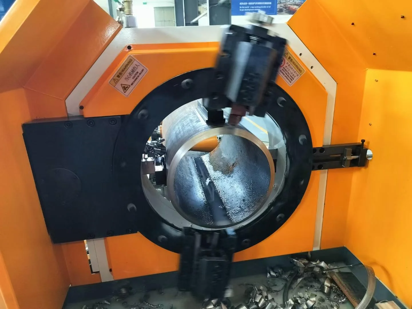automatic pipe beveling machine performing high precision cold machining
