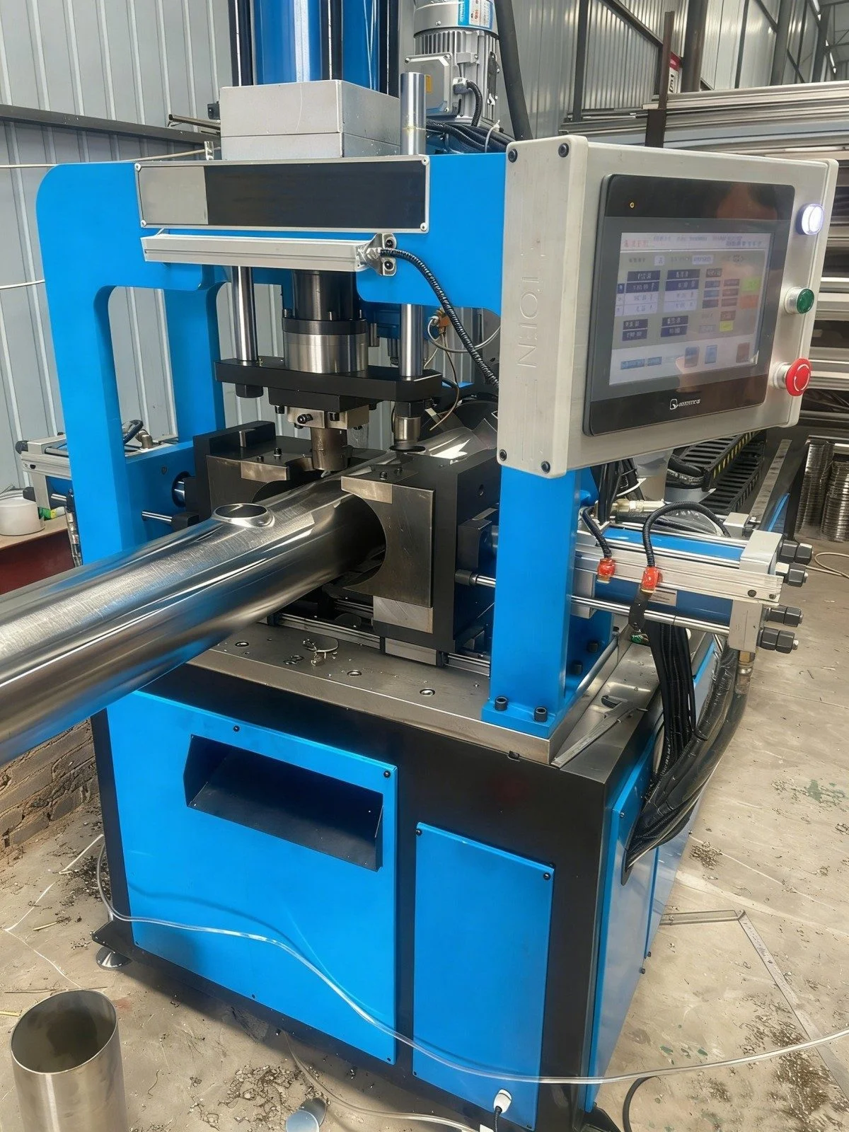 Автоматический станок для пробивки труб и фрезерования торцов фланцев.