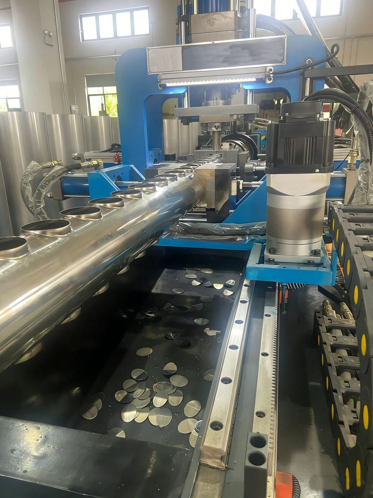 Станок для фланцевания труб коллектора из нержавеющей стали с ЧПУ