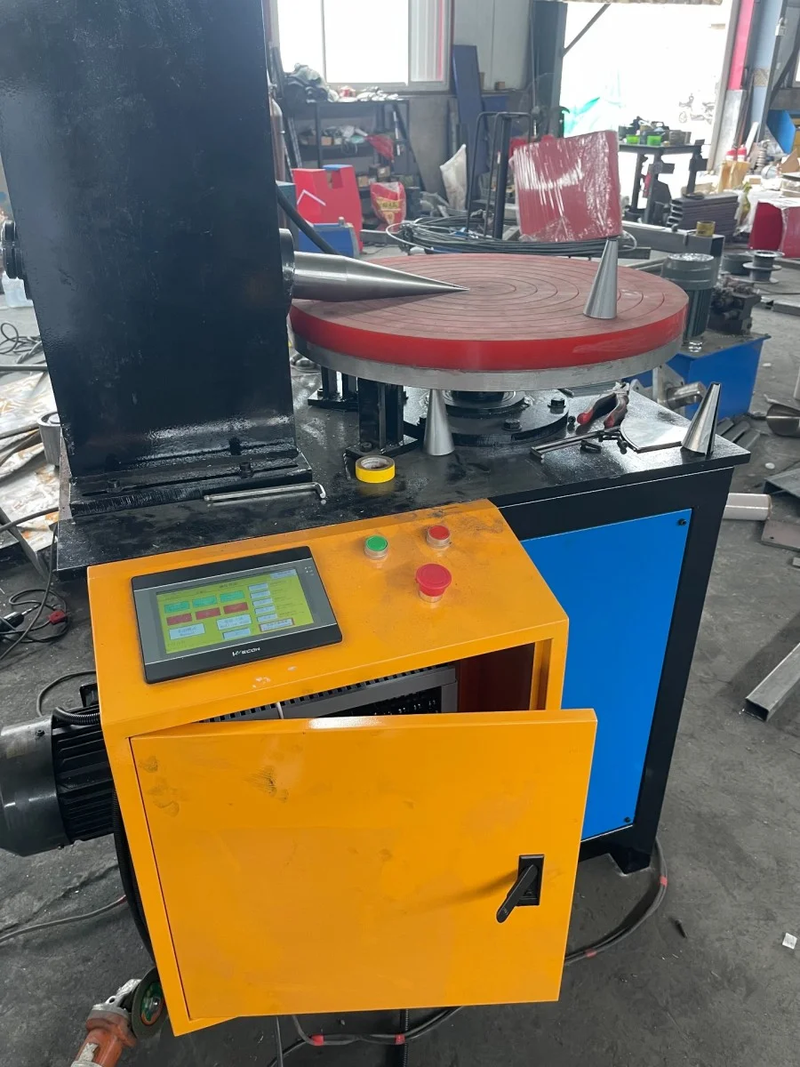 Крупный план панели управления конусопрокатного станка дискового типа, демонстрирующий сенсорный экран ПЛК и многофункциональные конические формы из нержавеющей стали.